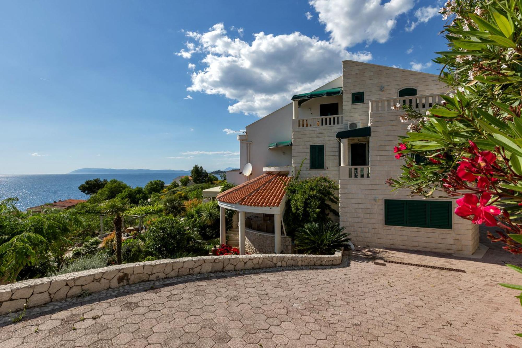 Grand View Apartments Drasnice Bagian luar foto